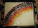 Die Regenbogentorte auf dem Kuchenb